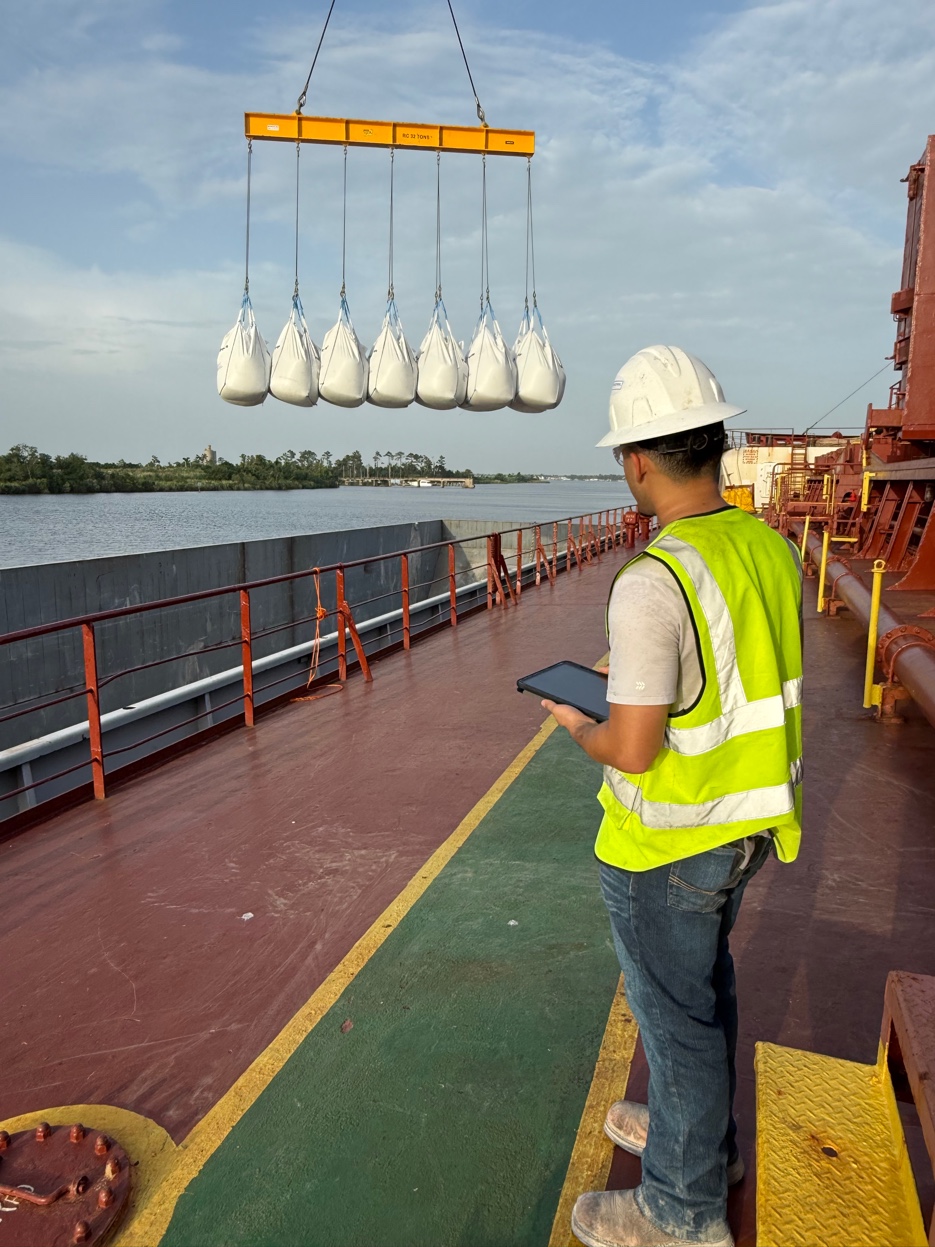 GCS crew member with tablet tracking supersack discharge operations in real time via Knomatic platform